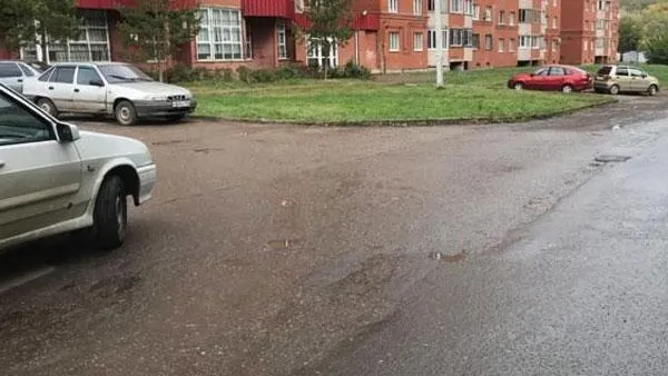 В Уфе машина сбила студента во дворе дома