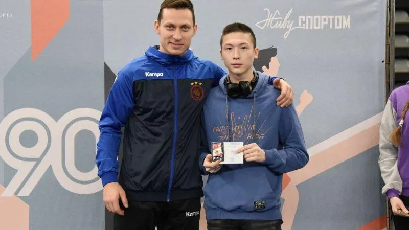 Капитан «Чеховских медведей» вручил знаки отличия ГТО в Чехове
