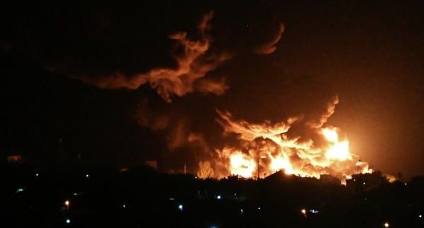 Румыны через границу сняли крупный пожар после атаки беспилотников в Одесской области