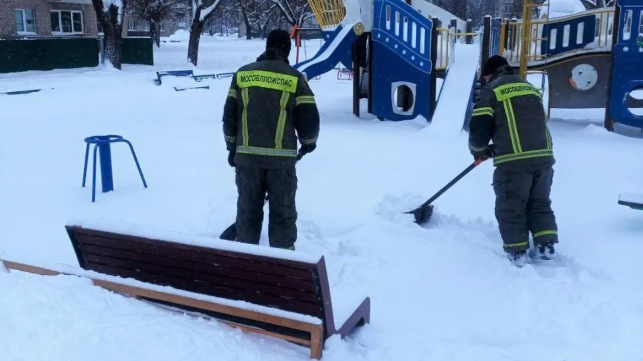 Спасатели Подмосковья помогли округам с уборкой снега