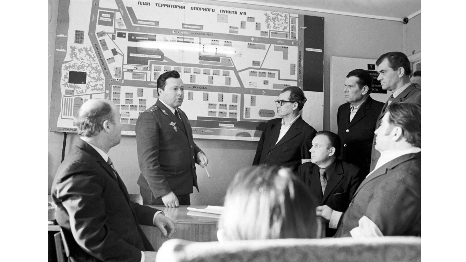 Участковый беседует с дружинниками. Владимир Богатырев