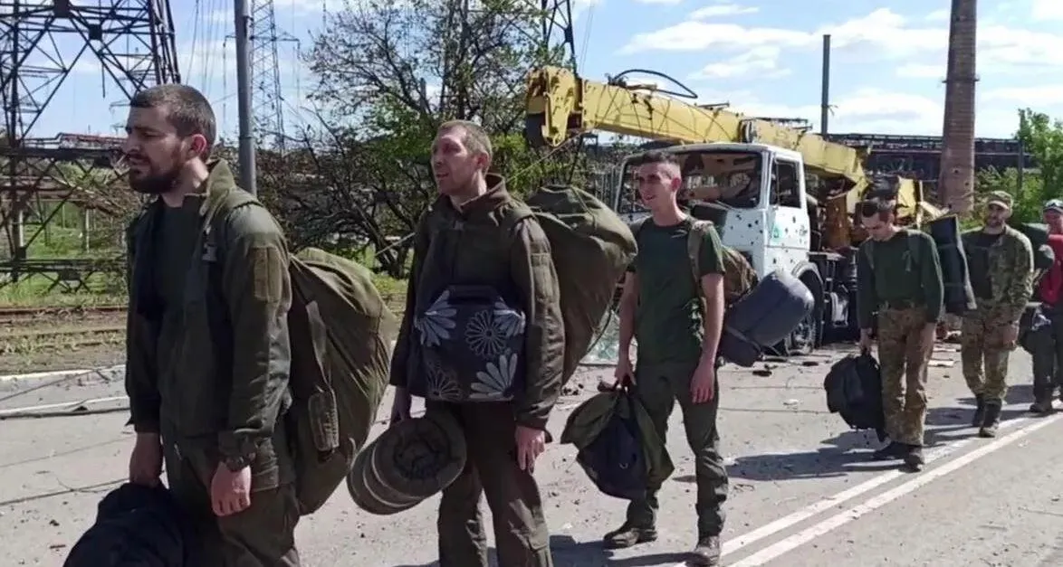 Сдавшиеся в плен украинские военнослужащие и боевики «Азова»**