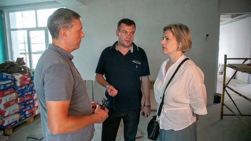 Александр Гречищев проверил ход работ по капитальному ремонту школы в Озерах 
