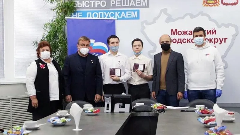 Жителям Можайского городского округа Владимиру и Дмитрию Брютовым вручили медали «Юный герой»