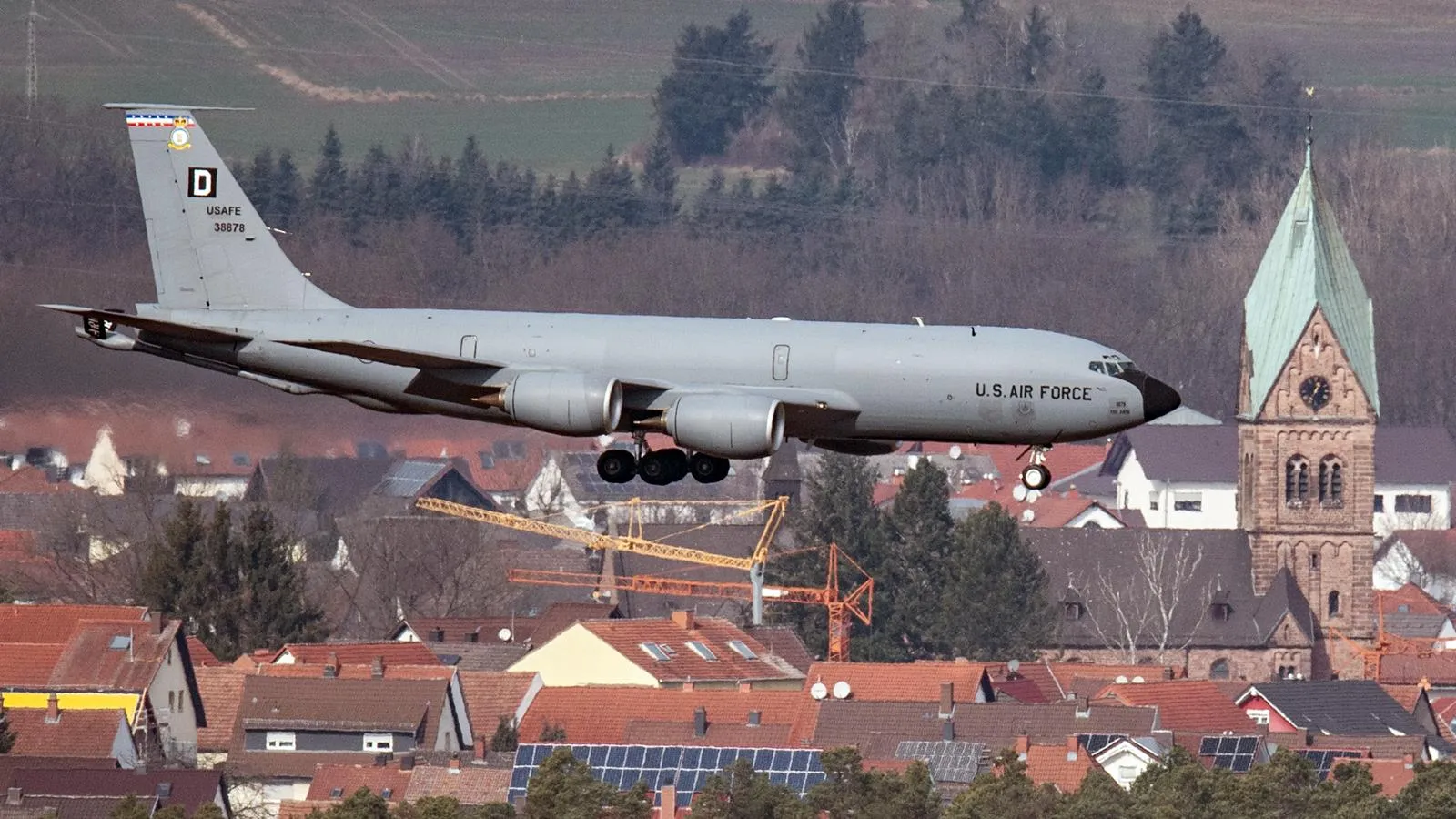Самолет-заправщик KC-135 следует на Ramstein Air Base, март 2022 года. Boris Roessler