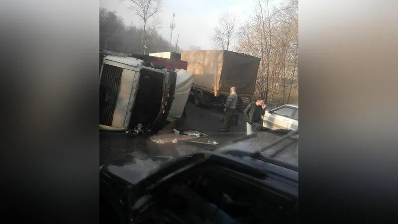 Фура перевернулась после столкновения с джипом в Лыткарине