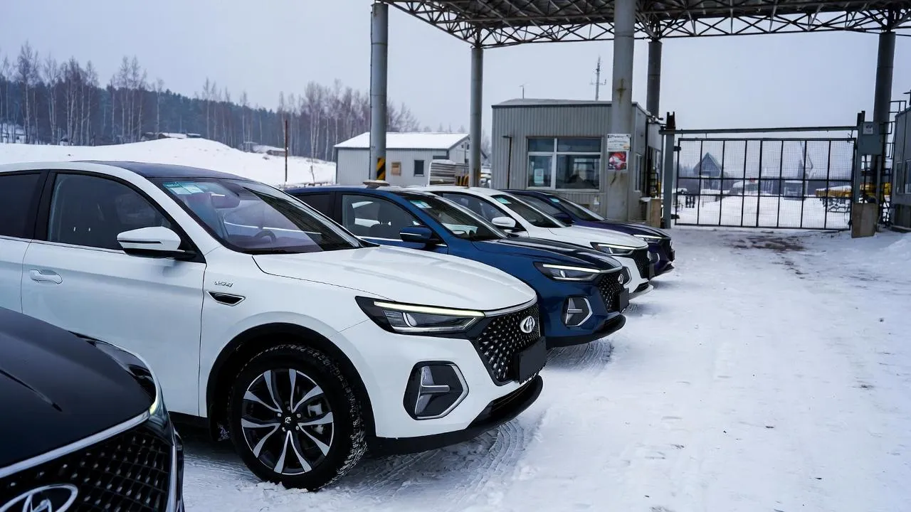 Поставки новых автомобилей из Китая в Россию остановились на полгода