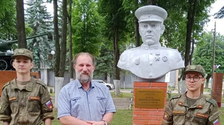 Бюст Героя-танкиста Ивана Голуба открыли в Кантемировской дивизии