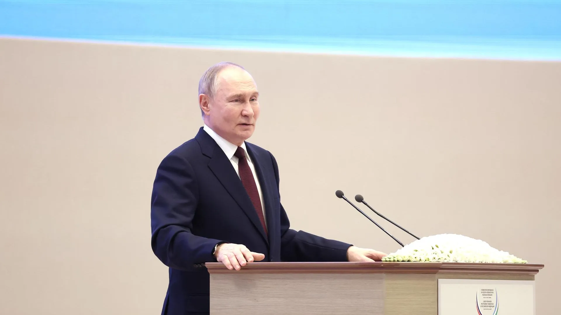 Песков: сотрудники Администрации президента РФ поздравили Путина с наилучшими пожеланиями