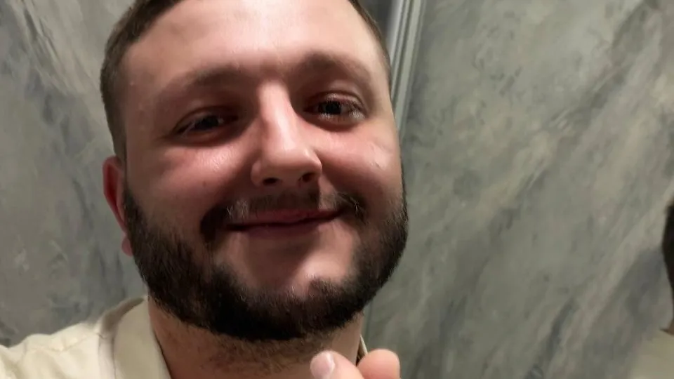 Улыбка на миллион просмотров: именинник из Балашихи спел на морозе и проснулся знаменитым