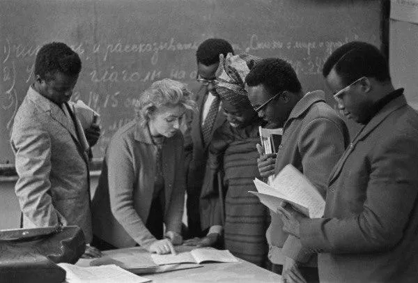 Нигерийские студенты Московского авто-дорожного института (ныне Московский автомобильно-дорожный государственный технический университет) на семинаре по русскому языку, 1965 год
