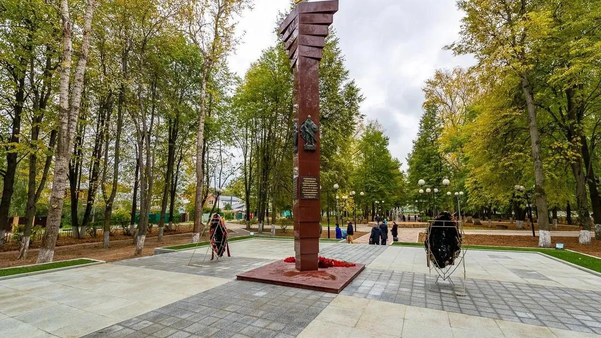 Стела «Населенный пункт воинской доблести» в Звенигороде на улице Советской/Хавива Фонина