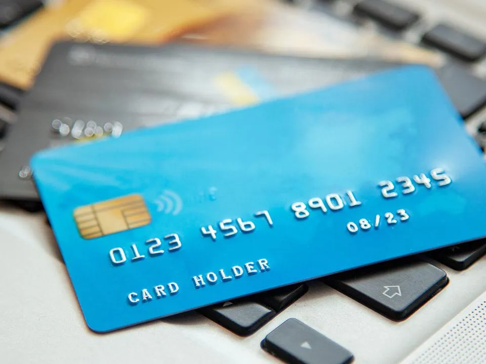 Карты Visa и Mastercard устарели: как потеря сертификатов безопасности бьет по деньгам россиян