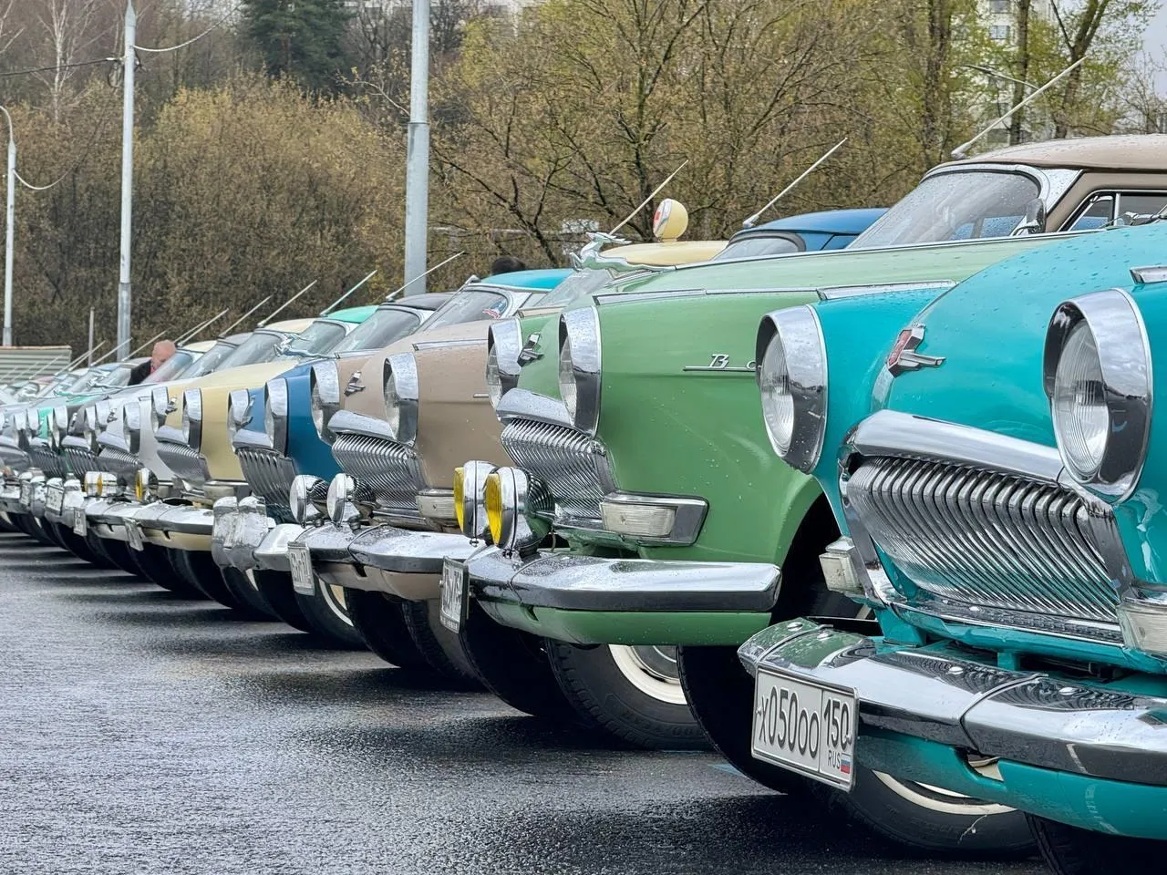 «Волге» — 70 лет: по Новой Риге проехала колонна из 100 легендарных ретро-автомобилей