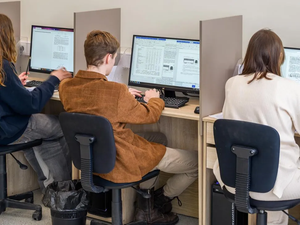 Работы студентов будут проверять на использование ИИ: что изменится уже в следующем учебном году