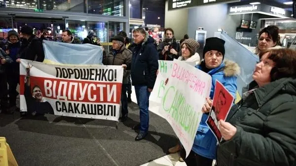 Саакашвили улетел, но обещал вернуться на Украину