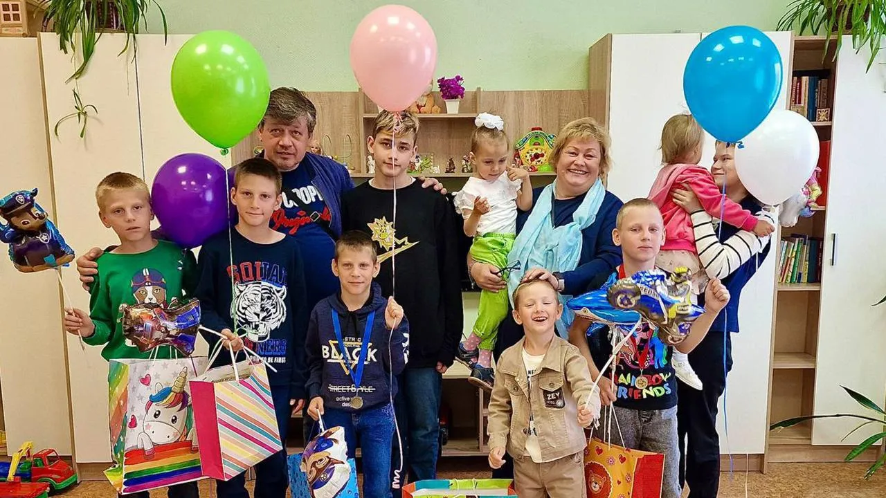 «Муж молчал сутки»: многодетная семья из Подмосковья усыновила сразу семерых детей