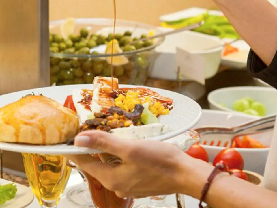 «Не набивайте тарелку всем подряд»: выяснилось, как справиться с соблазнами шведского стола