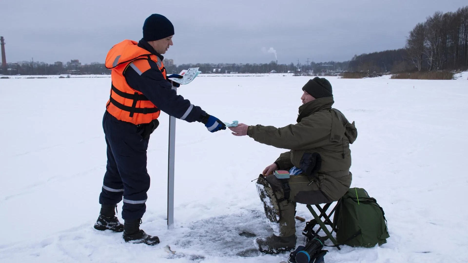 Спасатель дает памятку по безопасности рыбаку. Фото: ТГ-канал Мособлпожспас