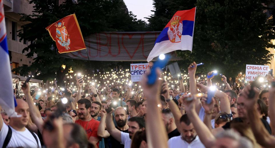 Протестующие перекрыли центр Белграда и нарушили движение транспорта