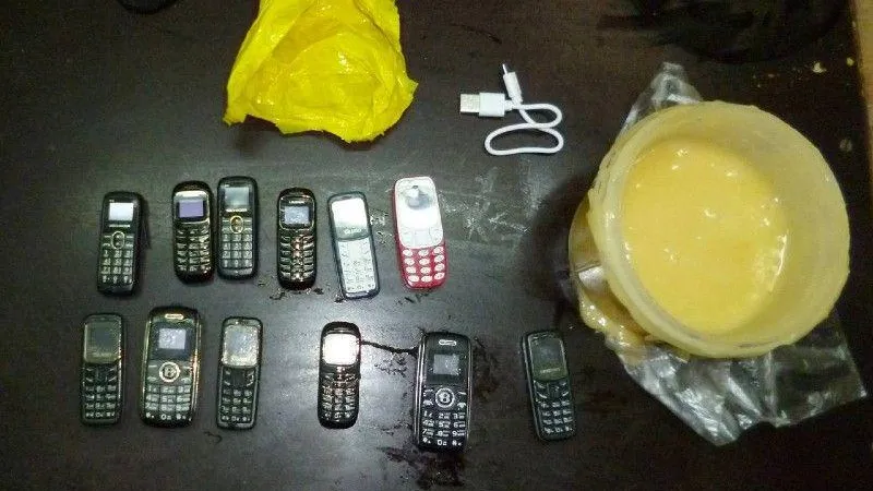 Заключенным в Коломне пытались передать 12 телефонов в банке меда