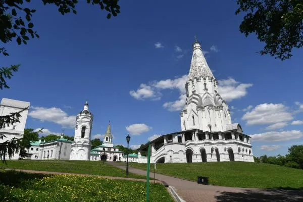Церковь Вознесения Господня в Коломенском парке в Москве