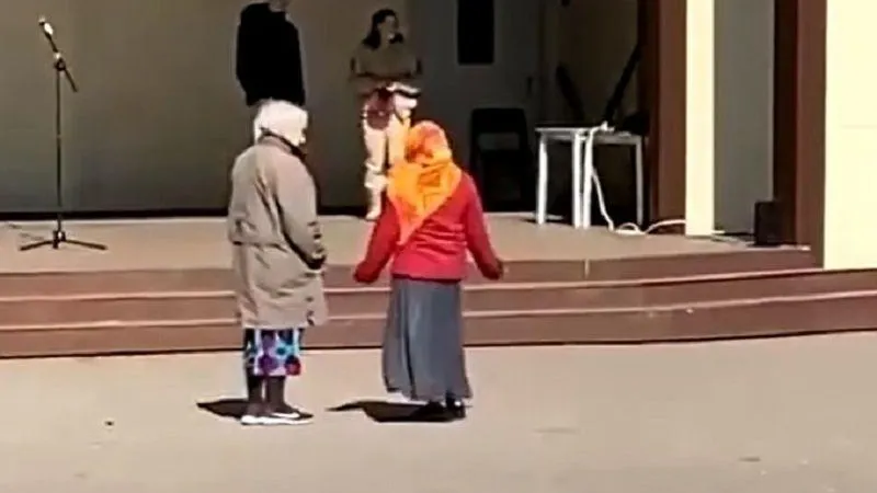 Пенсионерки зажгли под песню модных блогеров в Ногинске