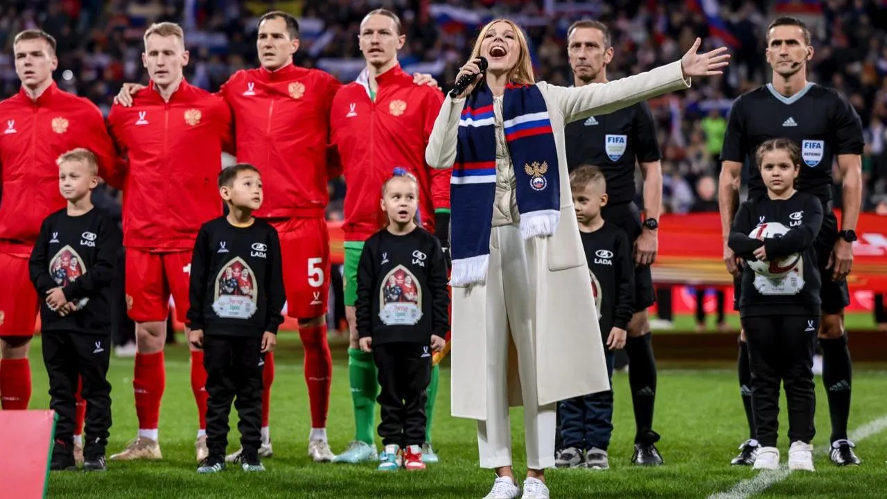 Наталья Подольская исполняет гимн страны перед матчем Россия — Иран