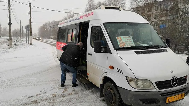 Маршрутка без двери развозит пассажиров в Наро-Фоминске