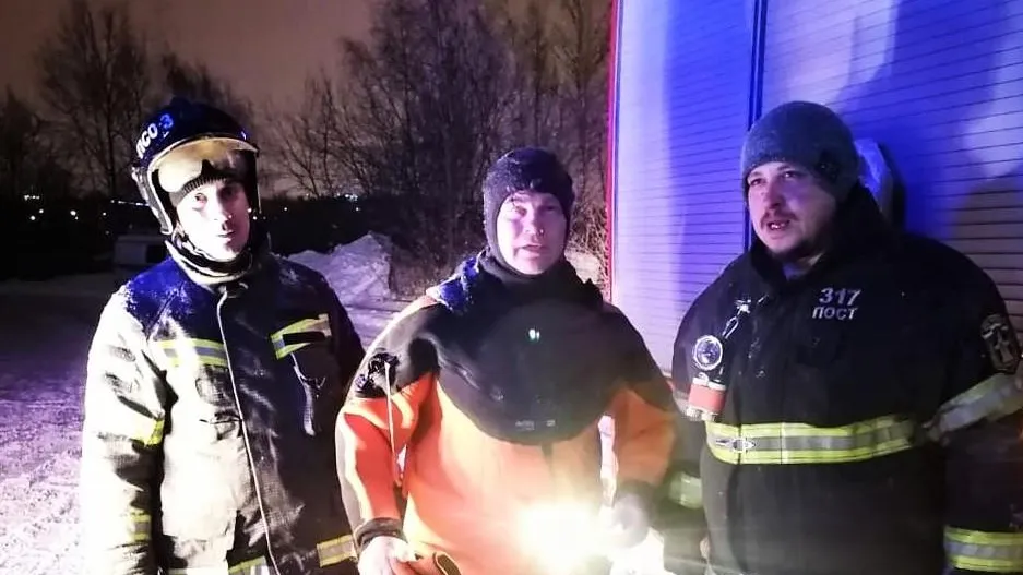 Вначале спасатели более двух часов искали пострадавшего, который не могу указать свое местоположение, по заснеженным лесным оврагам, а затем вытащили из болота и передали медикам / Фото: пресс-служба ГКУ МО «Мособлпожспас»