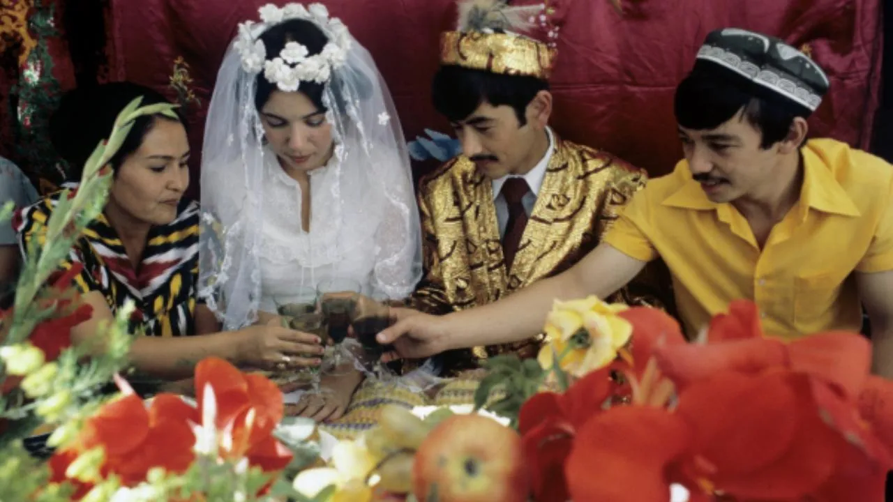 Полиция Узбекистана попросила сограждан не разбрасывать деньги во время свадьбы