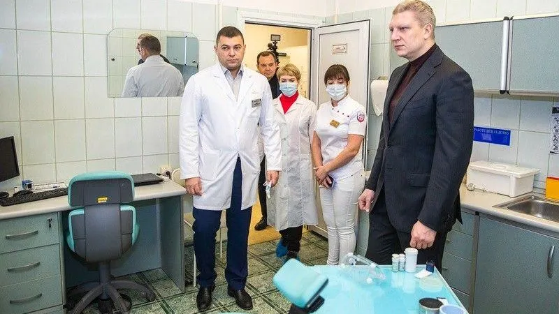 Глава Одинцовского округа проинспектировал ФАП в деревне Немчиново