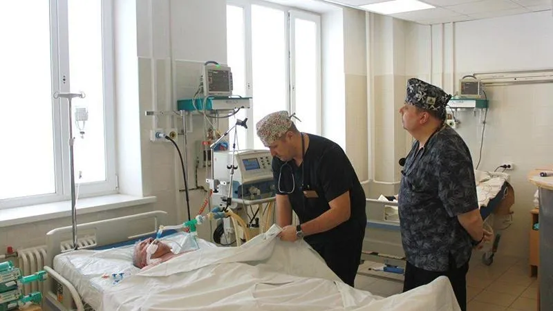 Реаниматологи Талдома спасли больного коронавирусом после остановки сердца и месяца на ИВЛ 