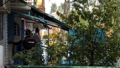 Вооруженный мужчина забаррикадировался в парикмахерской Котельников
