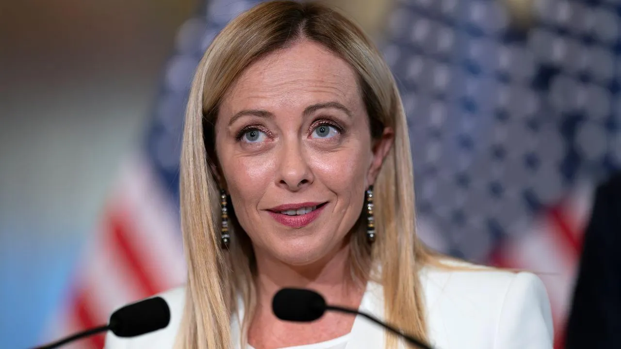 Премьер-министр Италии подала в суд на вокалиста Placebo за оскорбления