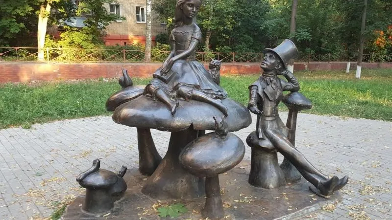 В Раменском вслед за скульптурами Волка и Буратино похитили памятник Белому Кролику