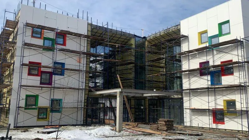 Ежедневно порядка ста тридцати рабочих занимаются строительством садика в Ступино