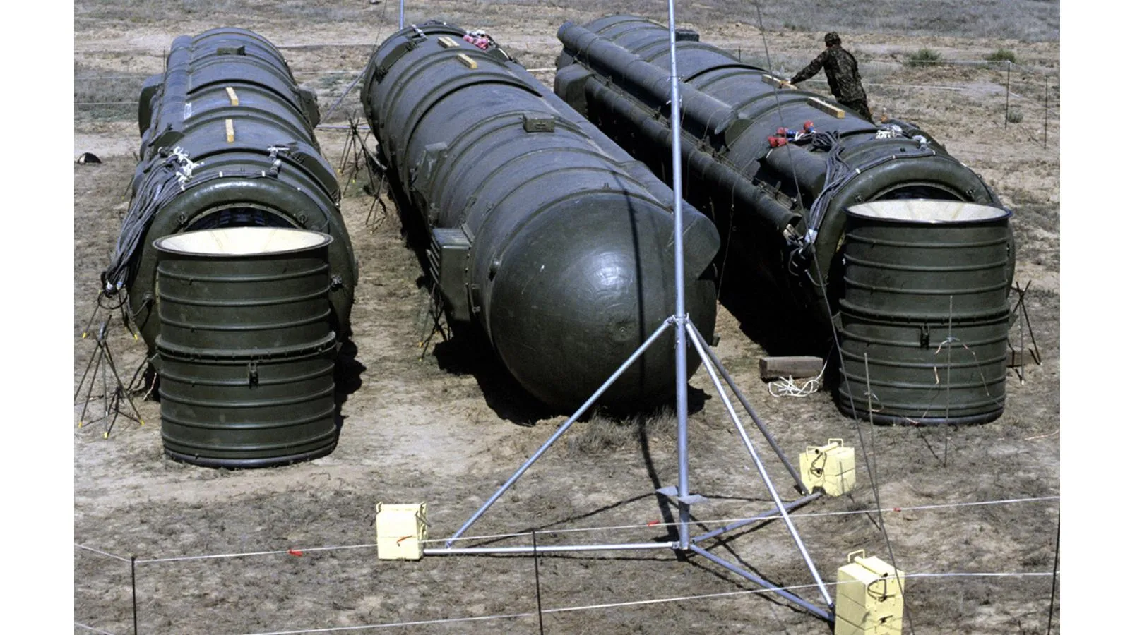 Связка ракет РСД-10, подготовленных к уничтожению, полигон Капустин Яр, Астраханская область, 1 августа 1988 года. Владимир Родионов