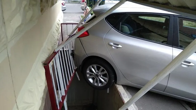 Kia Ceed въехал в жилой дом в Ленинском районе