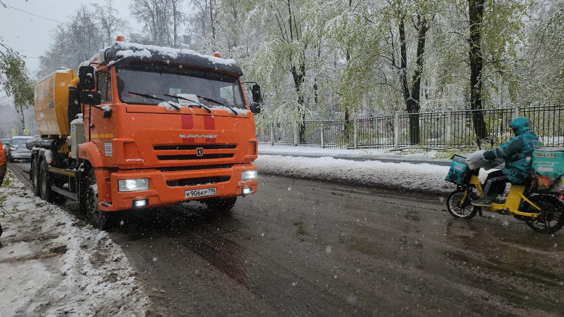 Городские службы переведены в режим повышенной готовности и продолжают ликвидировать последствия непогоды.