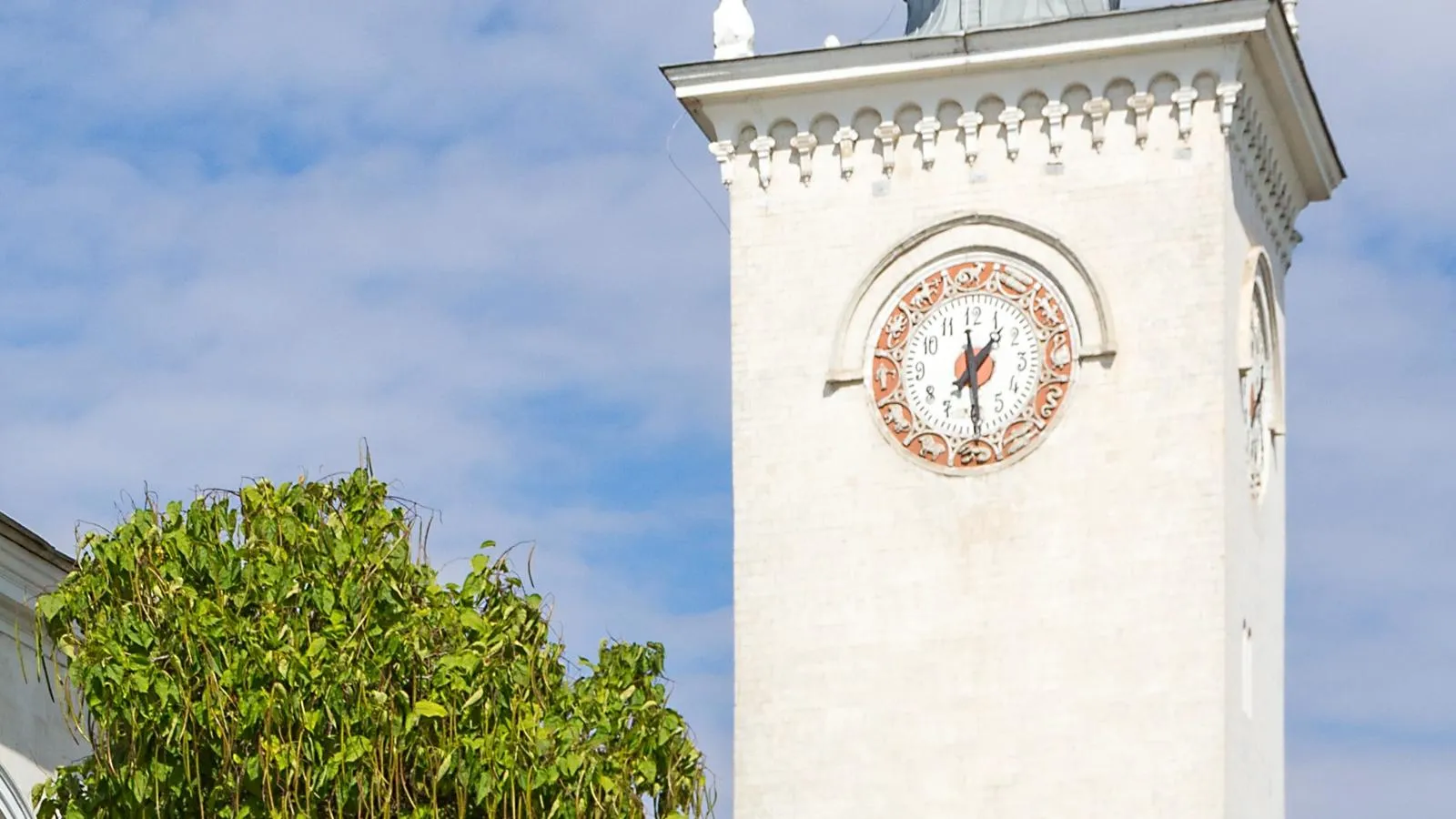 Часы на башне железнодорожного вокзала Симферополе. Ilya Galakhov