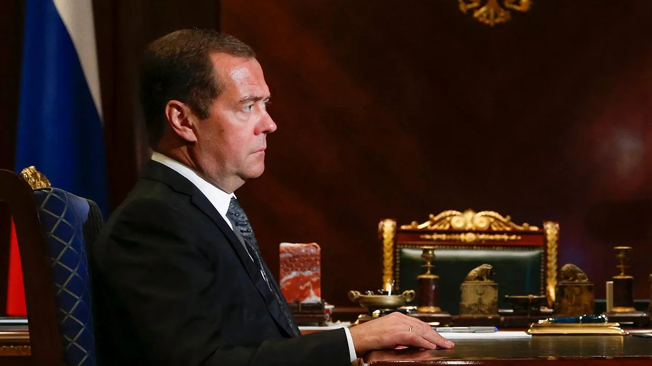 Медведев: никто не заинтересован в резком обрушении доллара и его стоимости