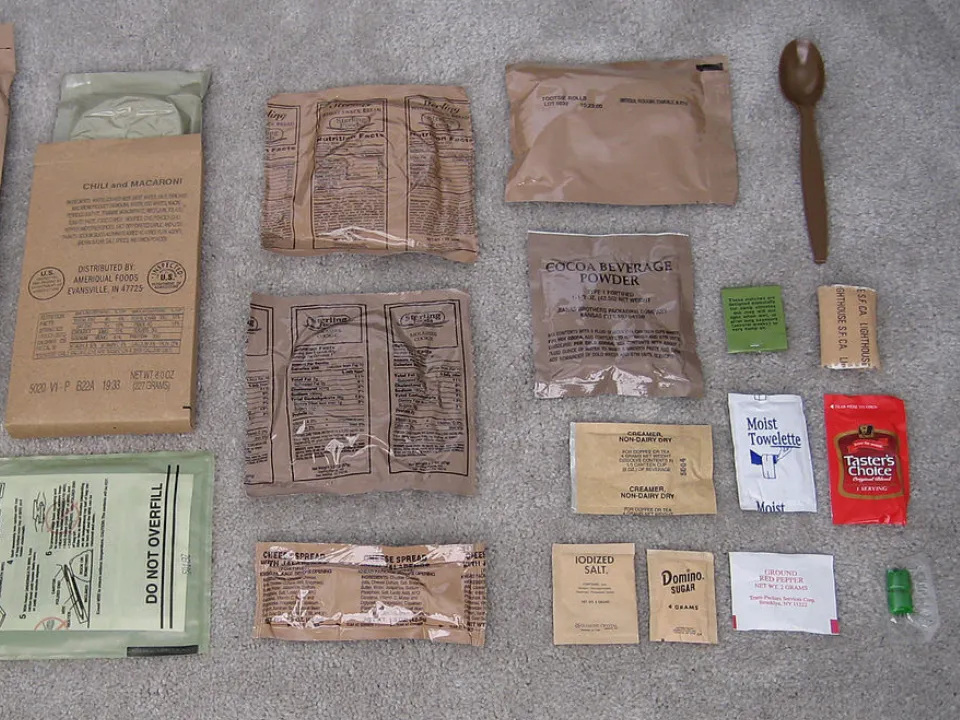 «Попробовали, поплевались»: боец спецоперации рассказал, как солдаты РФ попробовали американские сухпайки