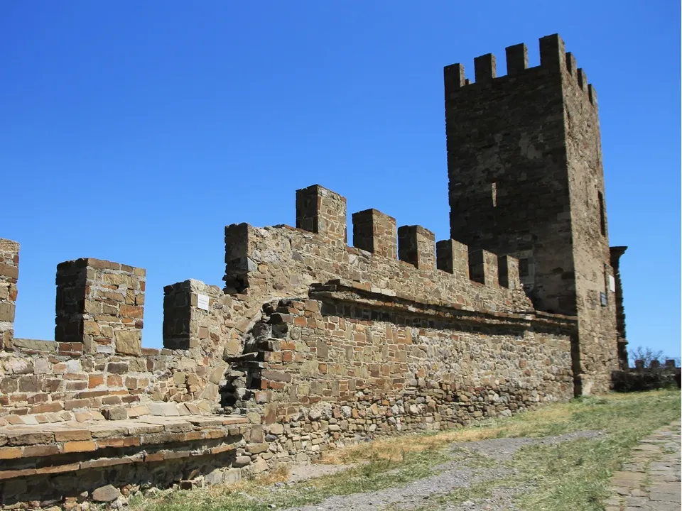 Древние стены Генуэзской крепости в Судаке