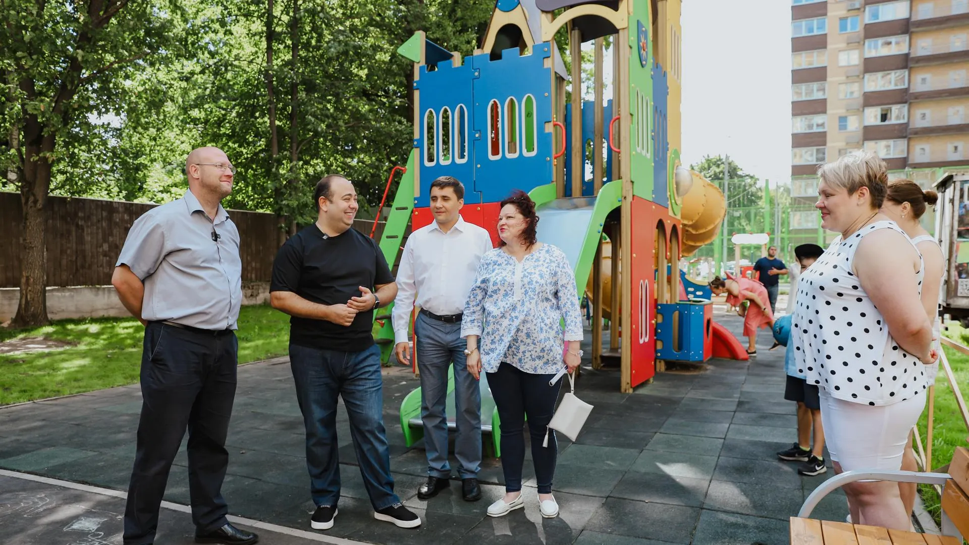 Дмитрий Волошин проверил благоустройство дворов и детских площадок в микрорайоне Сходня