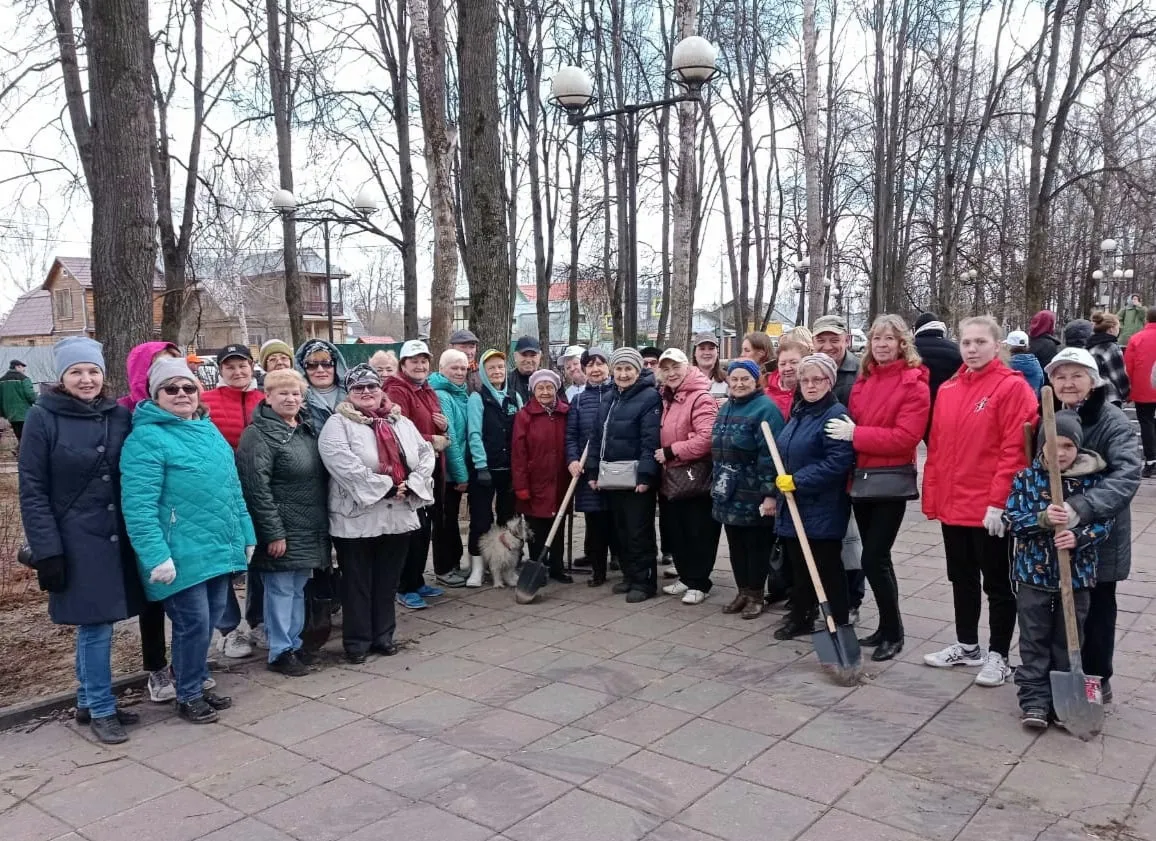 Члены Совета ветеранов Звенигорода на субботнике в сквере, где установлена стела «Звенигород — город воинской доблести»/фото из архива общественной организации