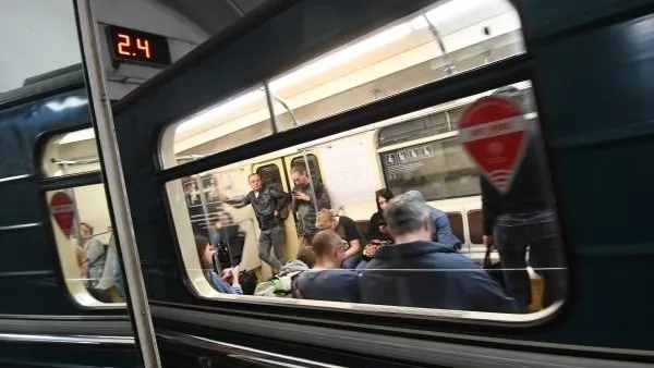 В Петербурге девушка упала на рельсы в метро и погибла