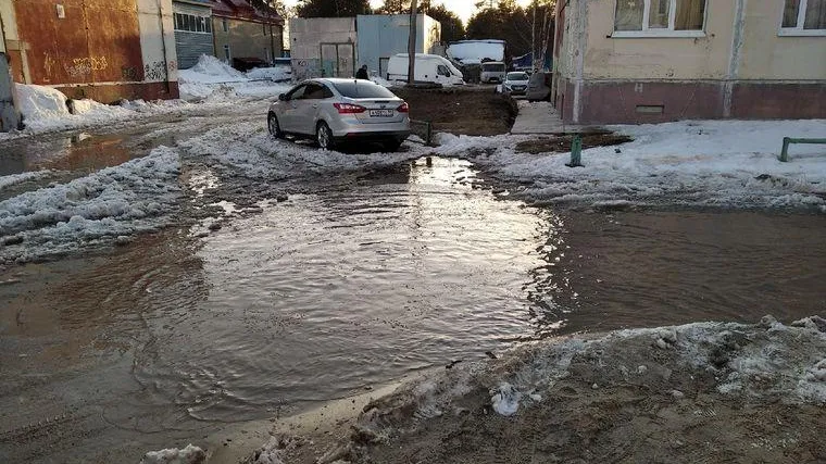 В Ноябрьске из-за таяния снега улицы превратились в реки