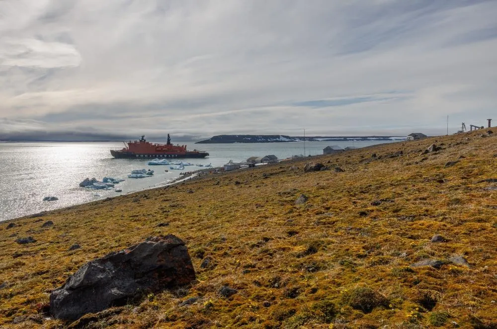 Ледокол у полярной станции «Бухта Тихая» на острове Гукера в национальном парке «Русская Арктика» на Земле Франца-Иосифа.