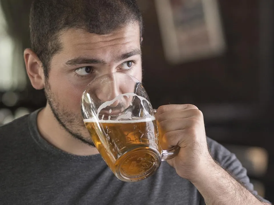 «Там есть что-то еще»: выяснилось, почему мужчина впал в кому после того, как выпил пиво